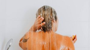 3 Panduan Keramas Sesuai Kondisi Rambut