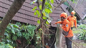 丹绒巴拉特山体滑坡两栋房屋，损失达到15亿印尼盾