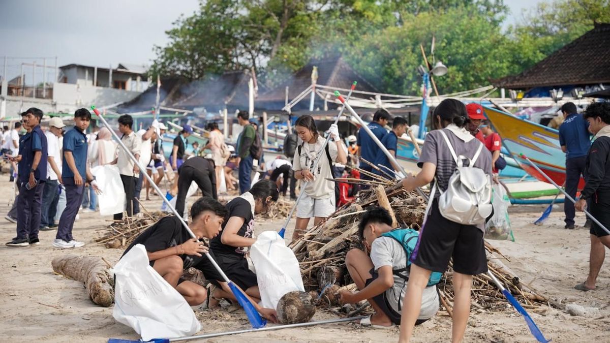 InJourney Partners with Pandawara Group, Transports 2.25 Tons of Garbage on Bali's Kelan Beach