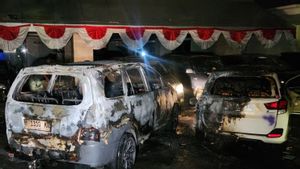 Penampakan Deretan Mobil Hangus Dibakar di Depan Polda Jawa Tengah