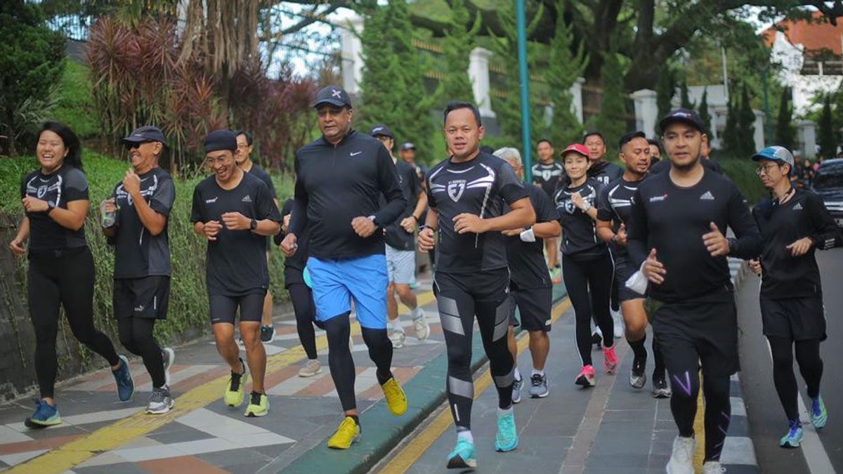 [照片]Indosat Ooreedoo管理与茂物市长Bima Arya一起锻炼的温暖气氛