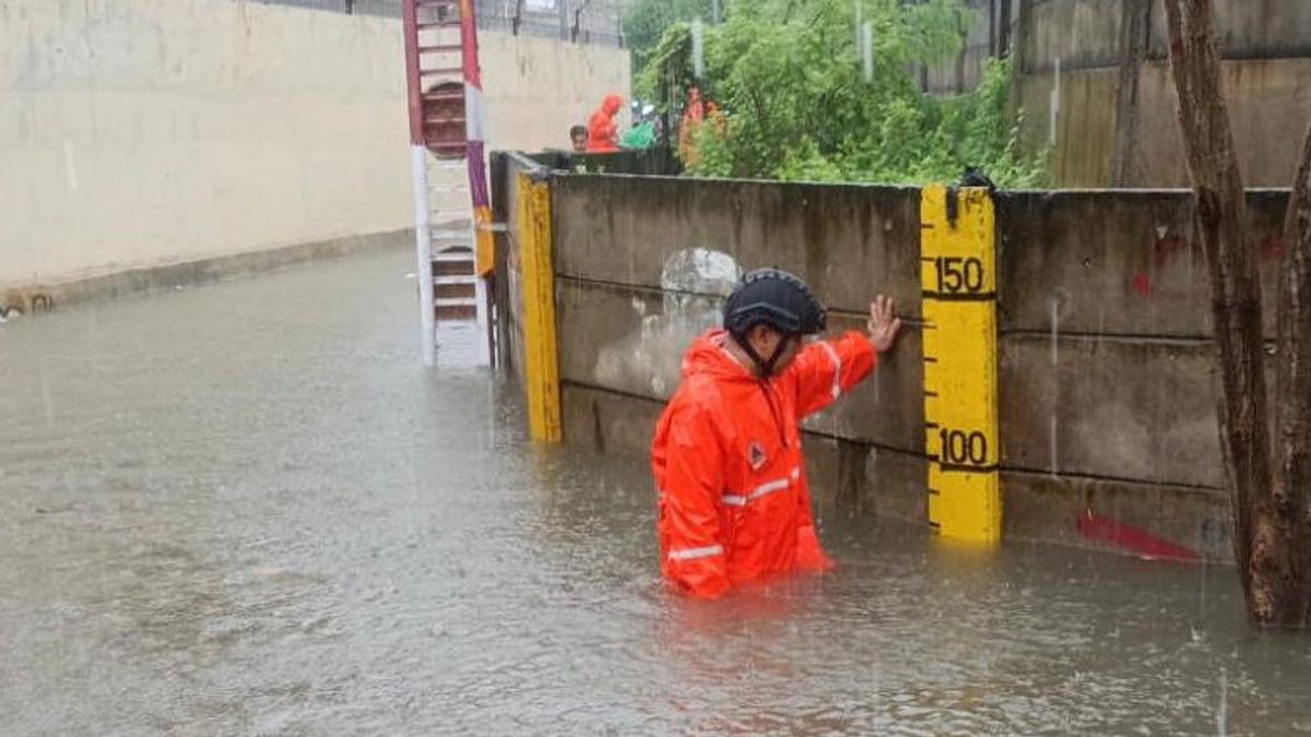 Banjir di Rawa Terate Cakung, Proses Evakuasi Terkendala