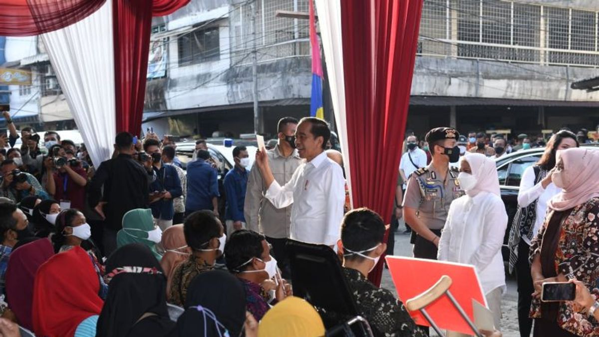 Happy To Get Social Assistance, Satai Traders At Medan Petisah Market: Pak Jokowi Invites Me To The State Palace