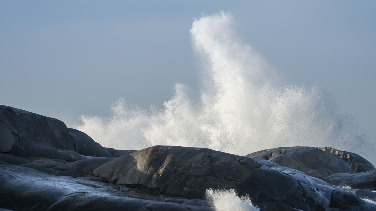 BMKG Urges The Public To Beware Of High Waves During Christmas And New Year Holidays At South Kalimantan Beach