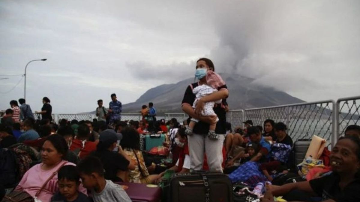 ルアン山の噴火、政府は9,000人の住民の避難に取り組み続けています