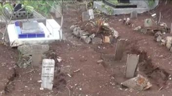 Puluhan Makam Jenazah COVID-19 di TPU Cikadut Bandung Amblas