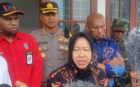 Mensos Risma Berikan Santunan Rp15 Juta Bagi Ahli Waris Korban Gempa Jayapura