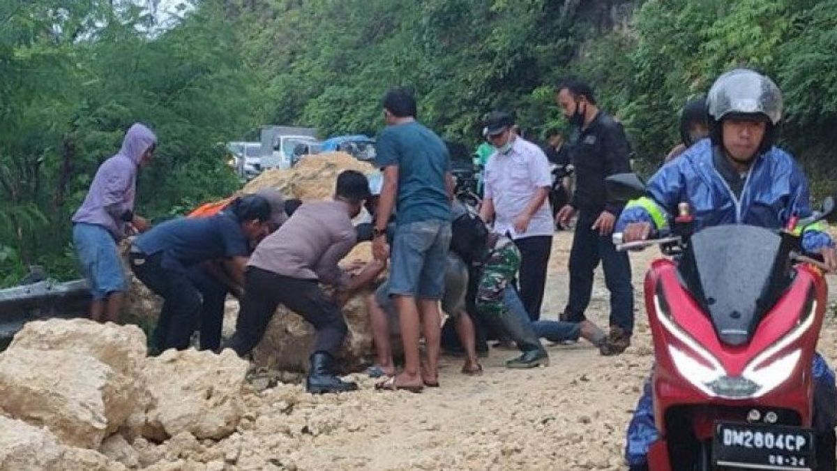 马耶内地震造成的滑坡被清除