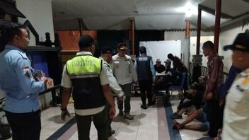 Joint Officers Arrest 8 Homeless People Along Senen-Salemba Area Store Courts