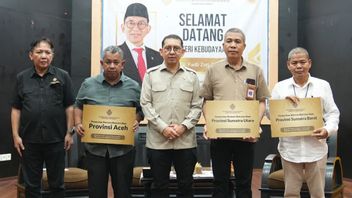 زيارة غرب سومطرة ، وزارة التعليم ترفع مساعدات الاستجابة للكوارث