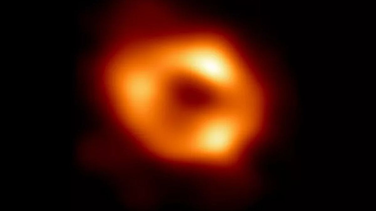 人马座A*巨型黑洞图像发布，嵌入银河系心脏