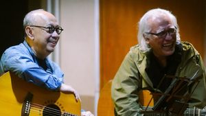 Kolaborasi Dua Legenda, Ebiet G. Ade dan Iwan Fals dalam <i>Titip Rindu Buat Ayah</i>