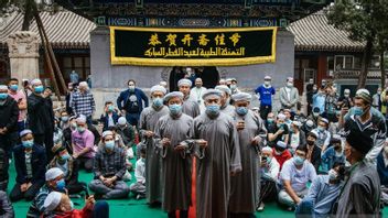 Mosque In China Can't Accommodate Pilgrims During Eid Prayer, Overflows To The Park 