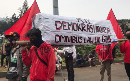 Bawa Keranda Mayat dan Berdandan Ala Dukun, Massa: UU Cipta Kerja Gaib