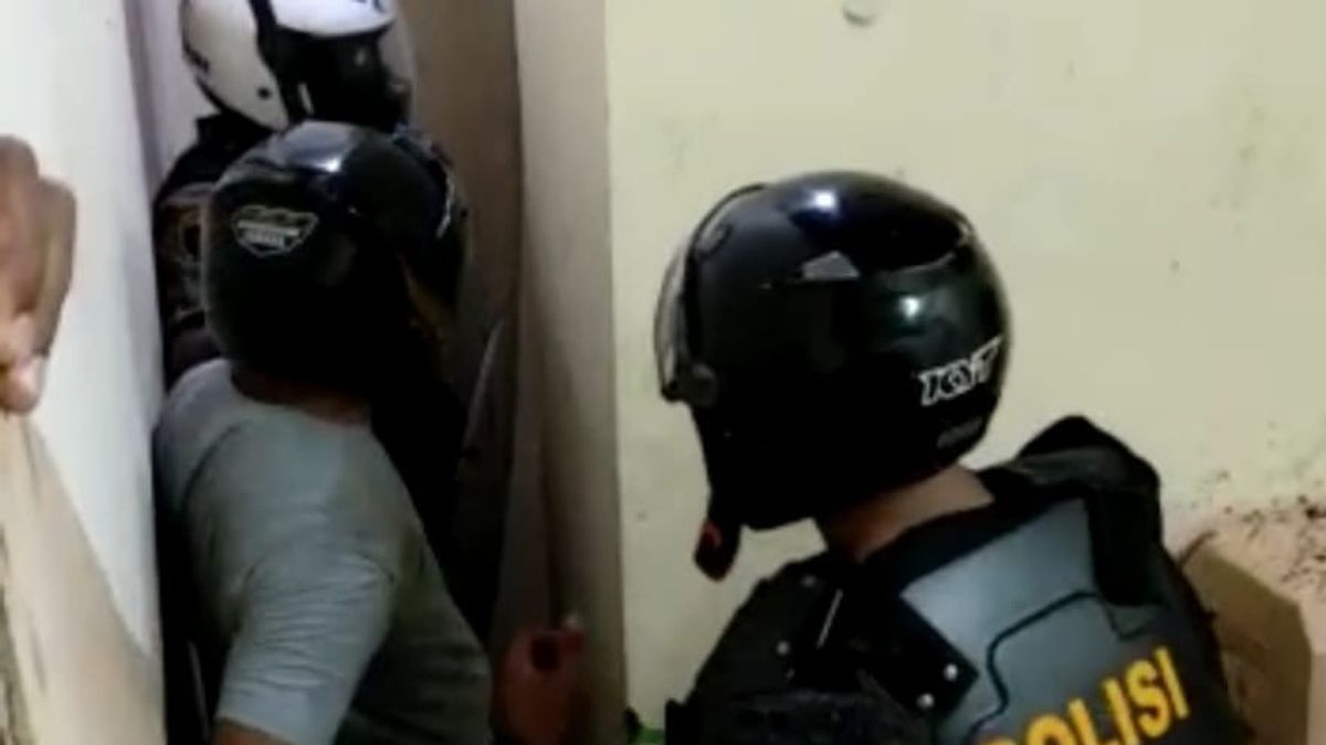 Polisi Kerahkan Water Cannon dan Tembakkan Peluru Karet Amankan ODGJ Mengamuk Bawa Golok di Denpasar