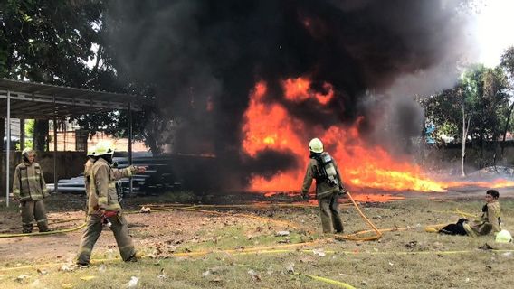 Belasan Ton Pipa Air yang Tertumpuk di Lahan Kosong Mendadak Terbakar, Diduga Akibat Suhu Cuaca Panas