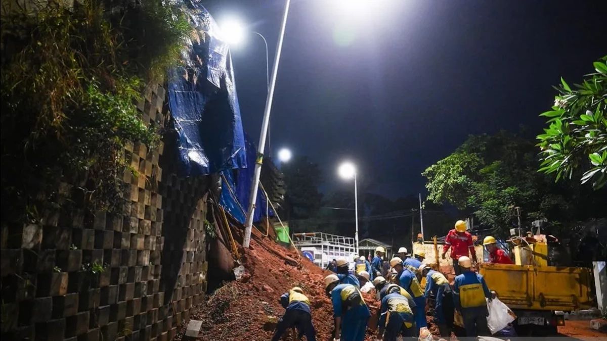 BPBD DKI Tangani Longsor di Tebing Tol Bintaro