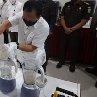 Ditresnarkoba Banten警方使用热水和搅拌机销毁270.22克冰毒