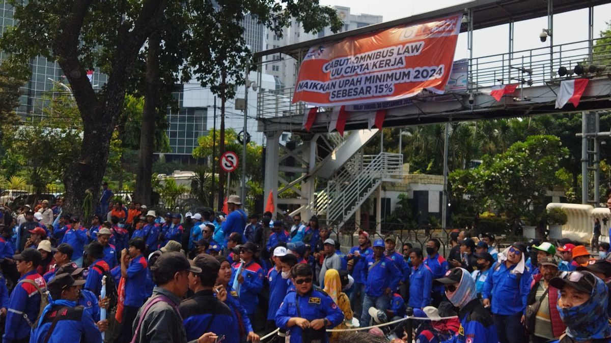 Thousands Of Labor Elements Masses Begin To Crowd The Monas Horse Statue Area, Apart From Demanding The Revocation Of The Omnibus Law On The Copyright Law, Workers Also Ask For A 2024 Salary Increase