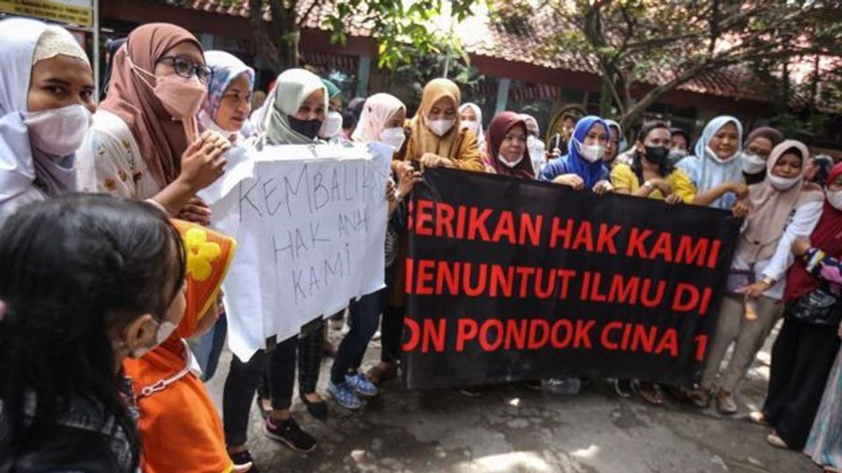 Action Demo In Front Of SDN 1 Pondok Cina Due To Congestion