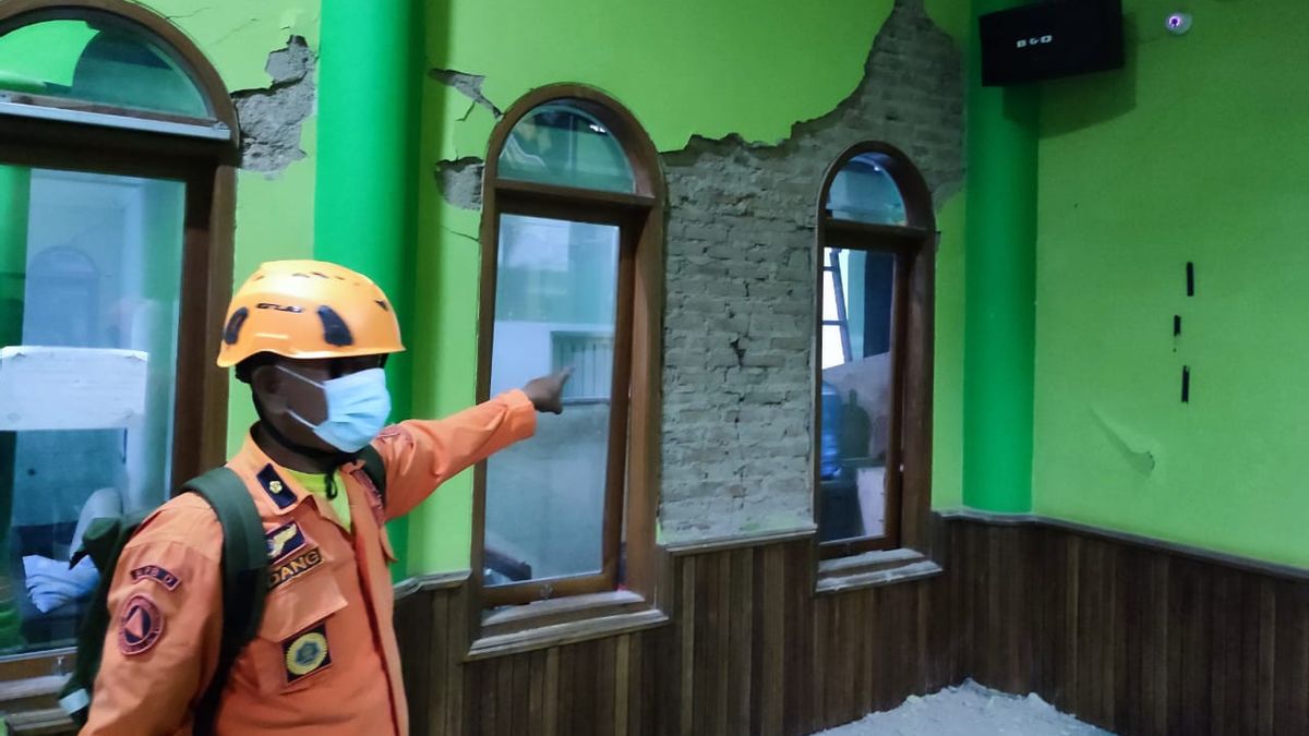 가루트 지진 이후 보고르(Bogor), 타식(Tasik), 수카부미(Sukabumi), 반둥(Bandung) 전역에 걸쳐 가옥 267채가 파손되었습니다.