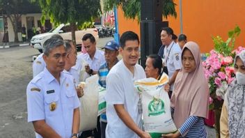 Bulog Surakarta a distribué de l’aide alimentaire phase II, sept régences et villes de Solo Raya