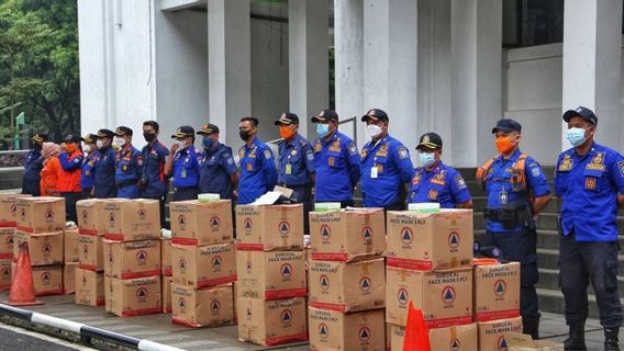 BNPB dan Pemkot Bandung Bagi-bagikan Masker di 20 Titik Rawan Kerumunan