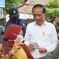 Dikasih Bantuan Tunai ke Pedagang Jateng: Bersyukur Sekali Punya Pimpinan Kayak Pak Jokowi