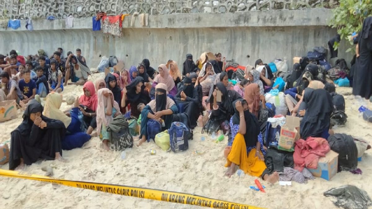 219 Rohingya Immigrants Arriving In Aceh Again, Some Swimming Towards The Coastal Lips