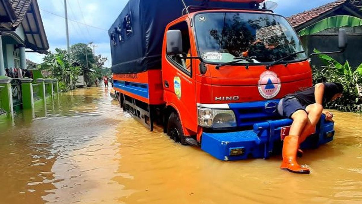 لمنع الفيضانات المتكررة ، تطلب حكومة تاسيكمالايا ريجنسي تطبيع نهرين في سوكاريسيك