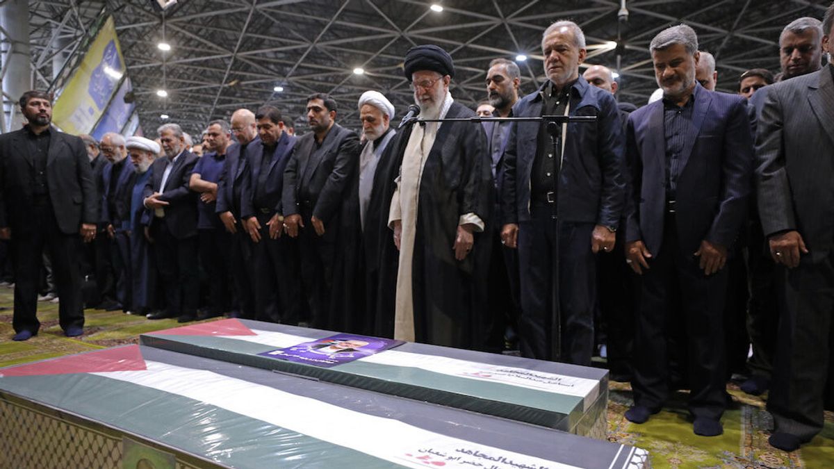 L'ayatollah Ali Khamenei dirige la Salat du corps d'Ismail Haniyeh à Téhéran