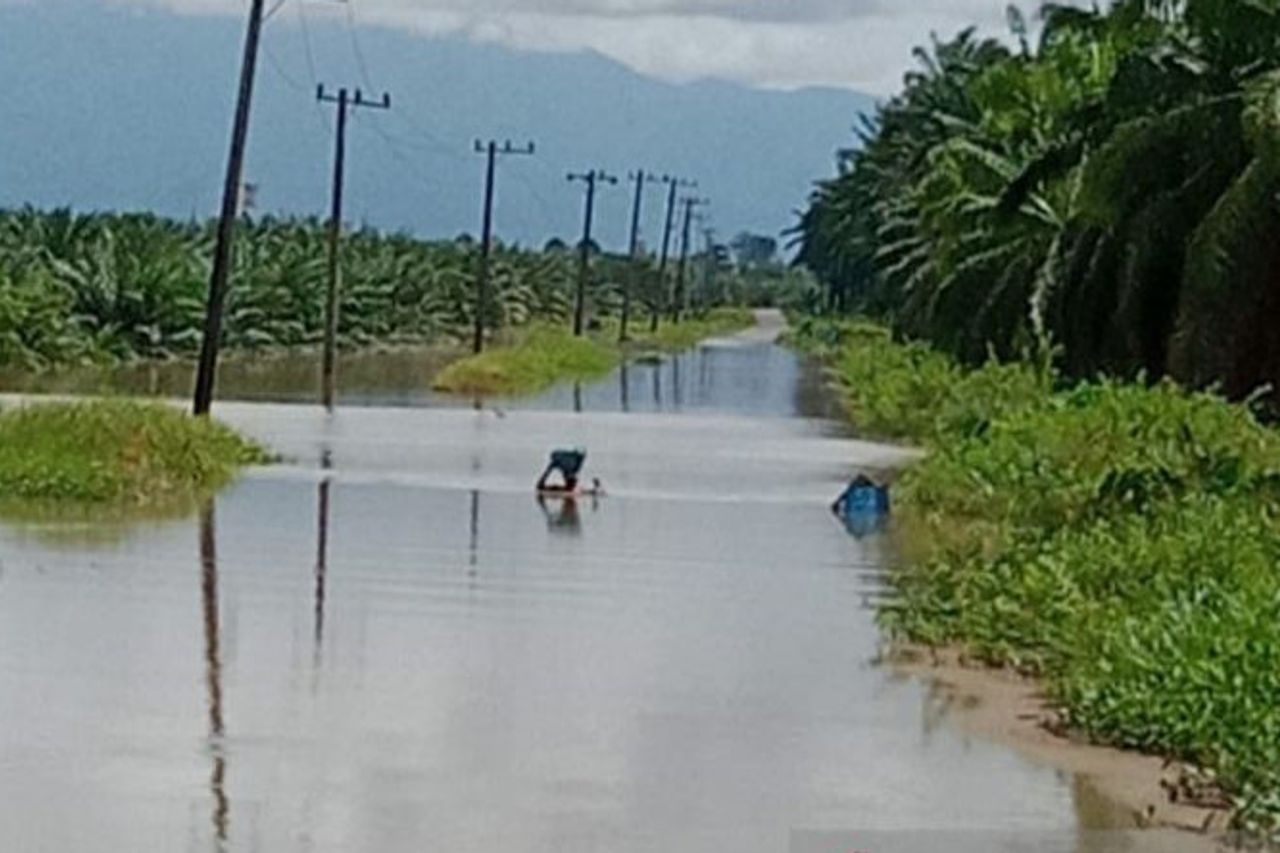 ティク・リマ・ジョロン・アガムの入り口が浸水したため、何千人もの住民が孤立している
