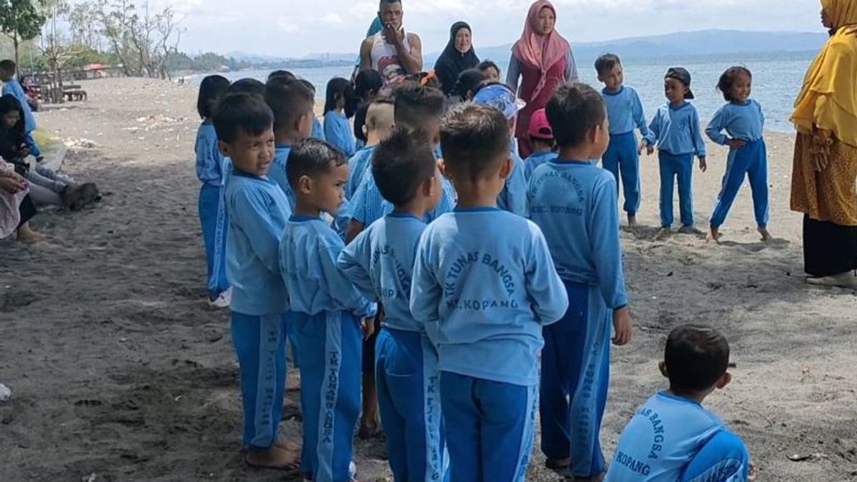 Bersih-bersih Sampah di Pantai Loang Baloq Mataram, Anak TK Ingin Jadi Contoh Cara Menjaga Lingkungan