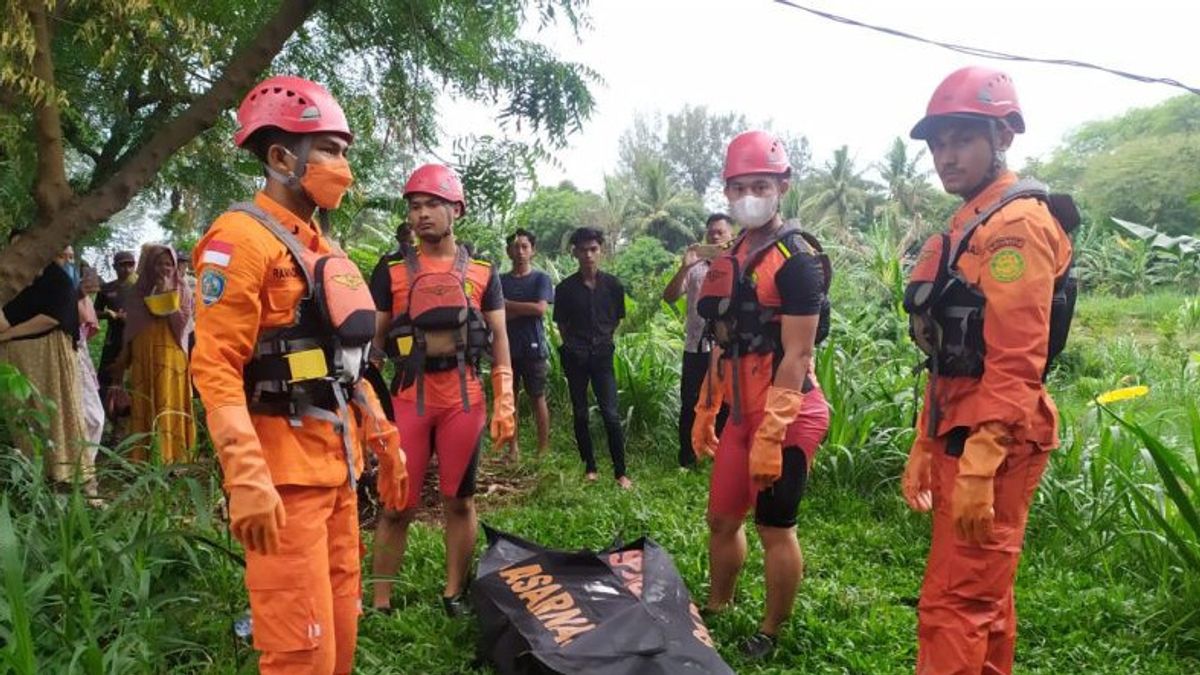 Residents Find Unidentified Bodies In Aceh's Krueng River
