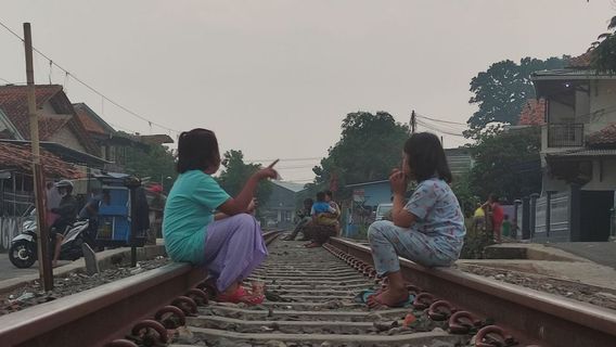 KAIは人々が鉄道線路で活動することを禁止し、規則に違反して1500万ルピアの罰金を科せられます