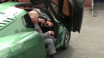 Supporting Environmentally Friendly Vehicles, Prince Charles Visits Hydrogen Car Factory