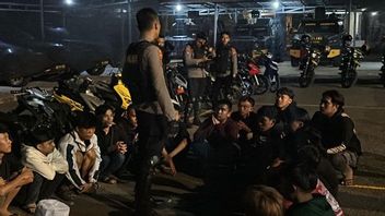 目的のない夜のたまり場のために、24人の市のティーンエイジャーが警察にスプレーをかけられました