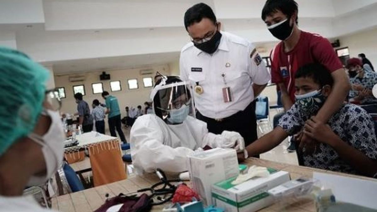 Anies Buka Peluang Keluarkan Aturan Wajib Vaksin COVID-19 Bagi Pendatang yang Masuk Jakarta