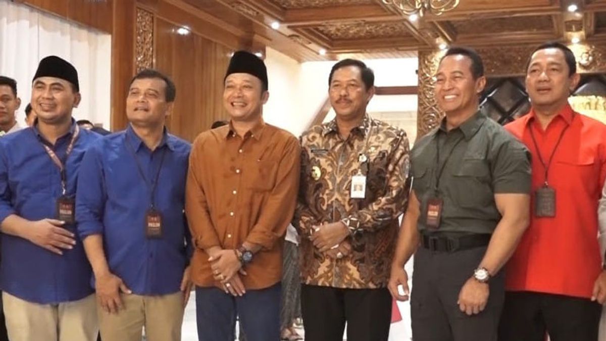 Le chef de la police de Jateng Rangkul Dua Paslon pour le appel électoral de 2024 marche en paix et en paix