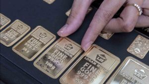 Harga Emas Turun ke Rp1.066.000 per Gram, Perak Mengekor