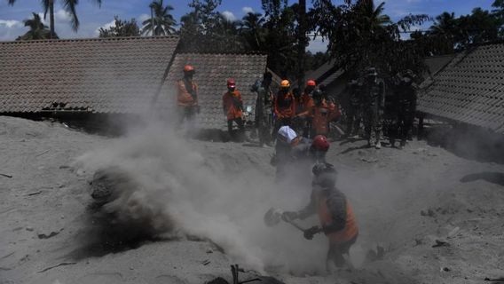 カンディプロロ・プロノジウォ・ルマジャン地区のほとんどの村は、まだ火山灰に埋もれています。