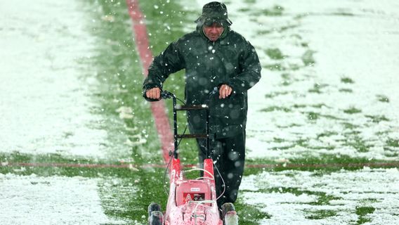 大雪覆盖了格维斯球场，亚特兰大VS比利亚雷亚尔的比赛被推迟