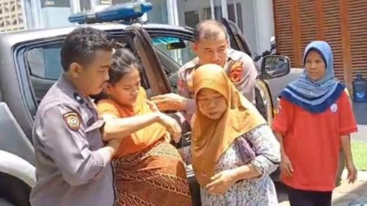 Anggota Polsek Parung Bantu Wanita Nyaris Melahirkan di Jalan