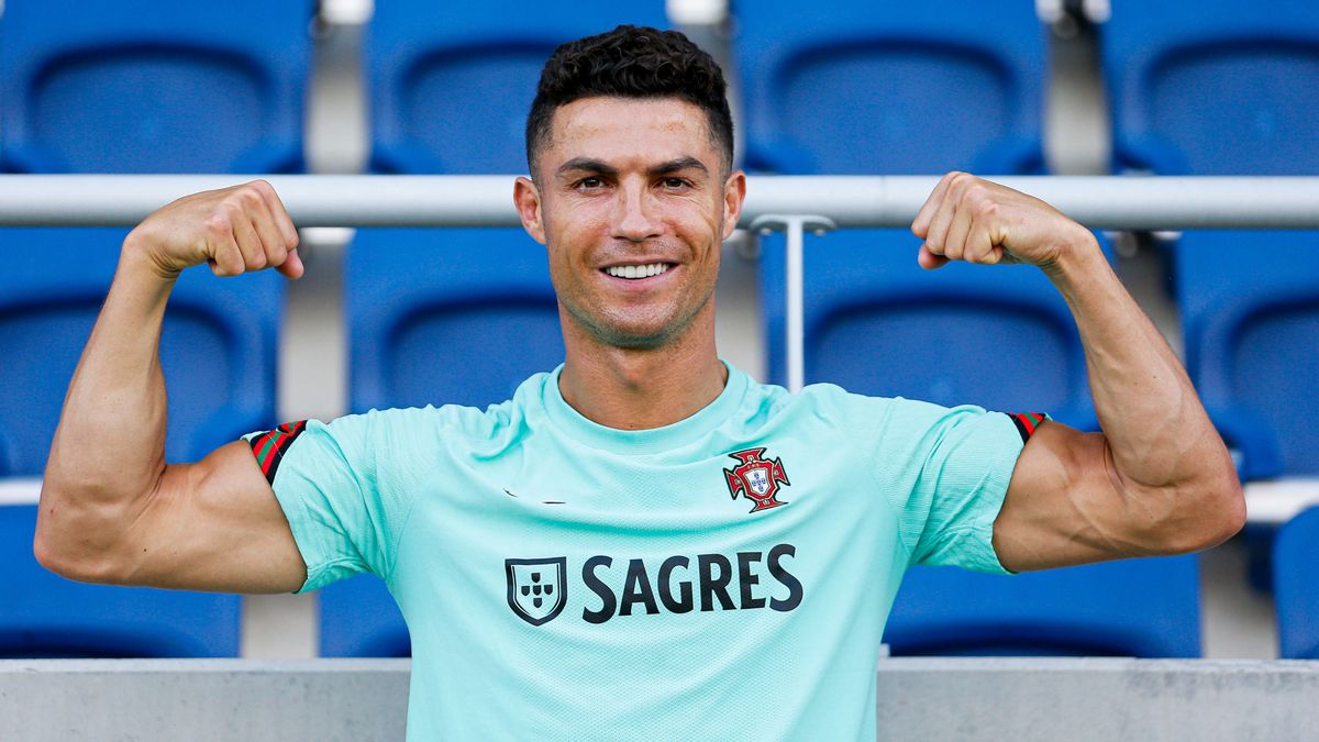 Main 4 Laga dengan 5 Gol dan 1 <i>Assist</i>, Ronaldo Sabet Sepatu Emas Euro 2020 