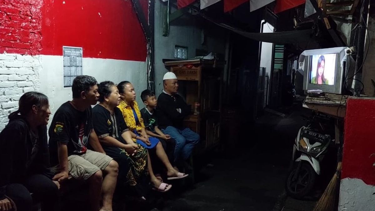 Unable To Buy A Digital STB, Mothers Watch TV At The Kamling Rebutan Post With Boy Search Card Films