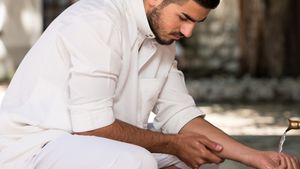 Dikategorikan Paling Ringan! Begini Cara Membersihkan Najis Mukhaffafah Menurut Ajaran Islam