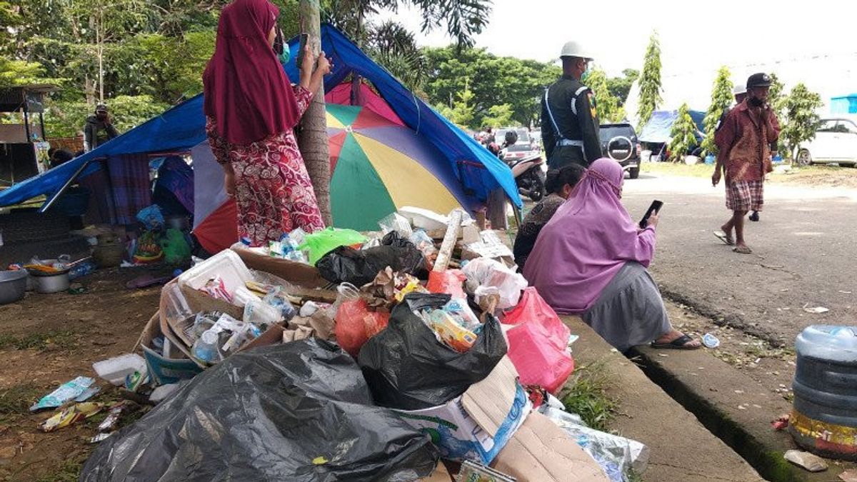 马纳卡拉马穆朱体育场的难民抱怨垃圾堆缺乏清洁水 
