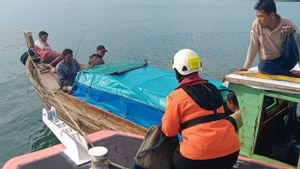 The SAR Team Rescued 10 Passengers Of The Hanyut Ship In The Waters Of Telang Island, Bintan
