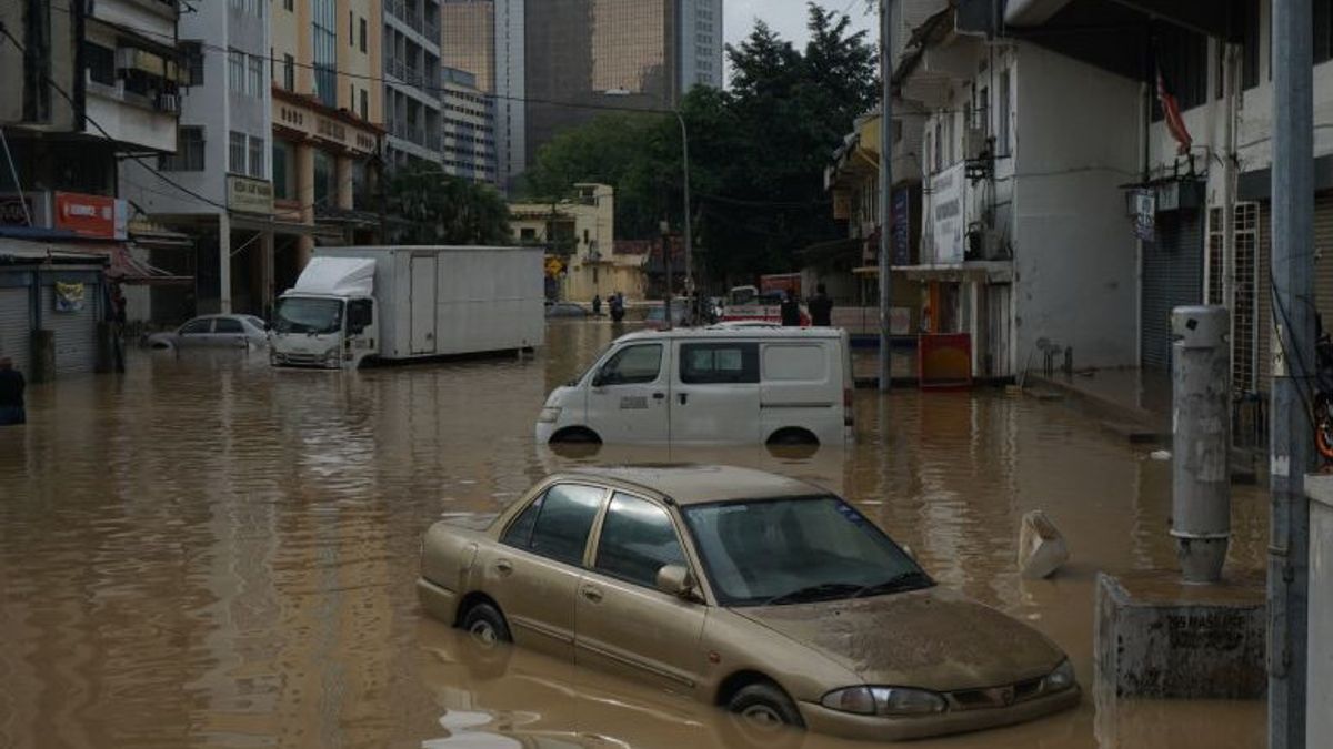 2つの川があふれ、クアラルンプール洪水、州間を結ぶ有料道路が浸水