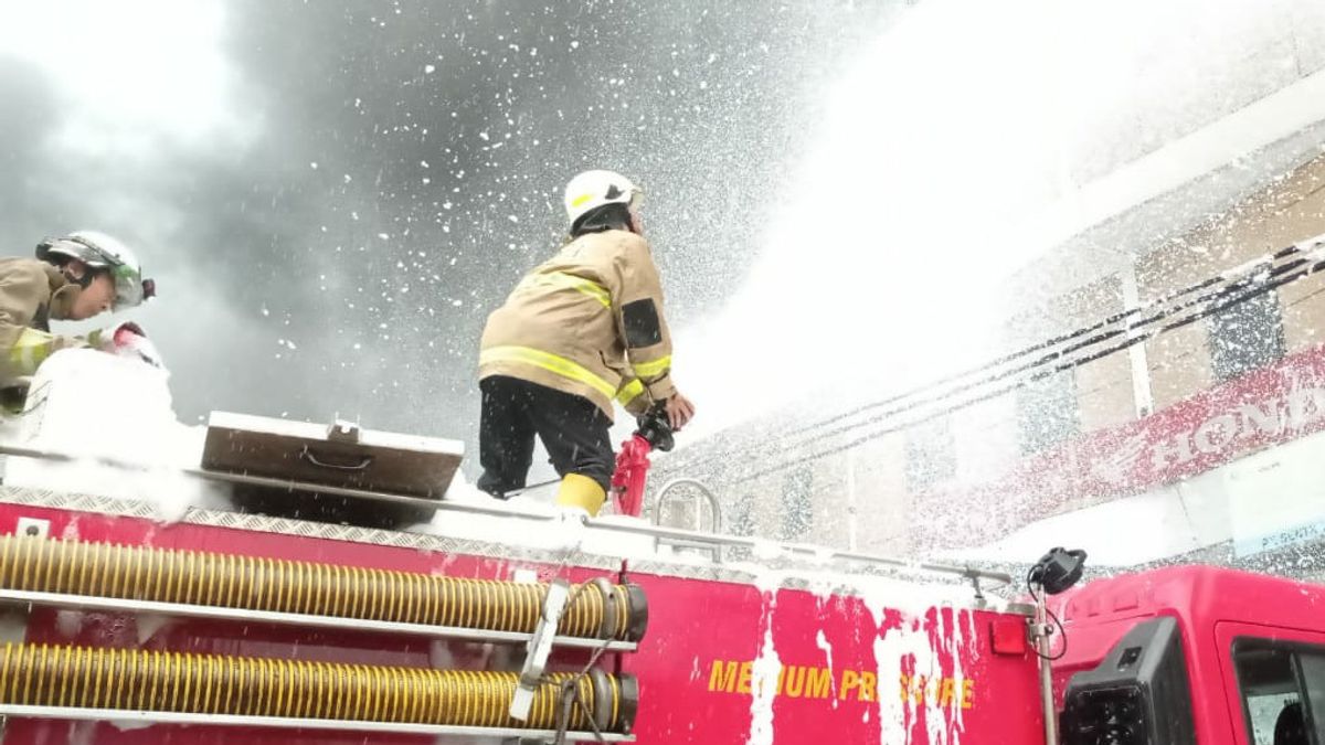 Pagi Ini Rumah Warga di Cempaka Putih Terbakar, Petugas Masih Berjibaku Padamkan Api